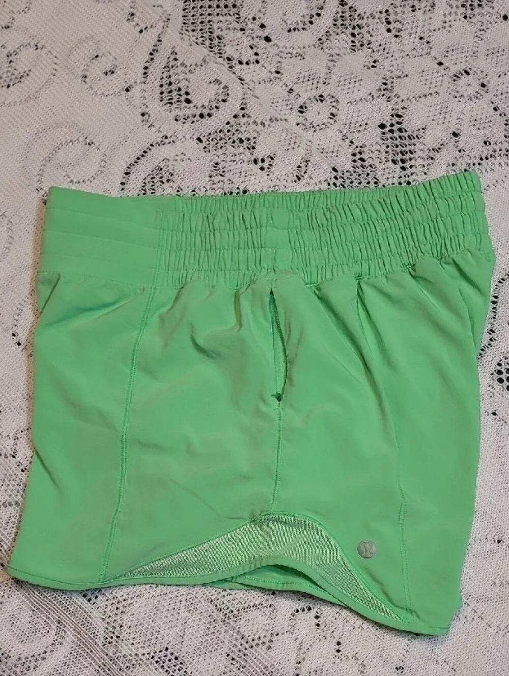 ☁️Lululemon Athletica Lime Green 4” Hotty Hot Shorts